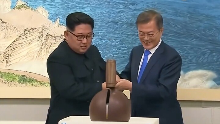 The general and Moon Jae-in opened a blind box cake together! The general's expression is so cute!