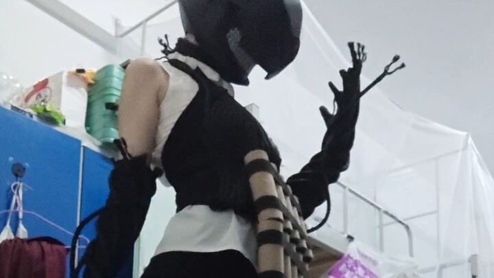 Cosplayer pemula membuat sendiri satu set kostum Iblis Bom dari nol, apakah layak mendapat pujian da