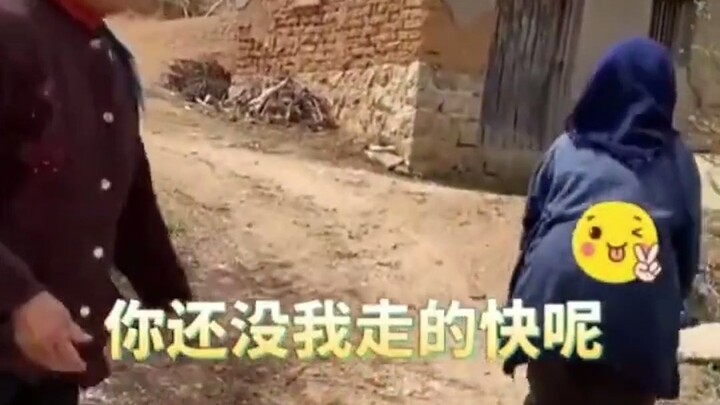103-year-old grandma visits her daughter, trotting along like a mischievous little girl.