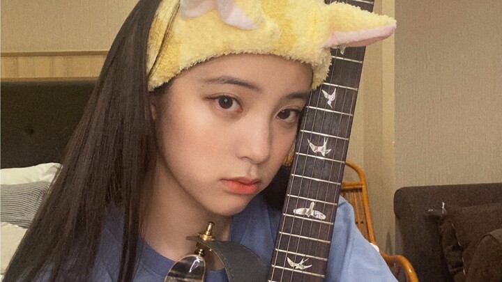 【ดนตรีของโหย่วเชียงหน่าหนา】โหย่วเชียงหน่าหนาเล่นกีตาร์และร้องเพลง "You‘re Gonna Live Forever in Me"