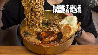 Mì trộn trứng lòng đào thịt bò sốt mè ăn thật đã miệng