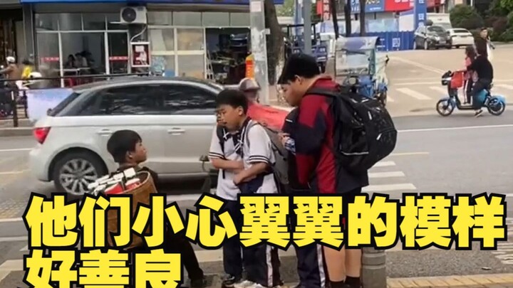 أدمعت عيناي... كيف يتعاملون بحذر وحنان، ما أطيبهم!