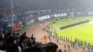 video full kericuhan suporter (Arema vs persebaya