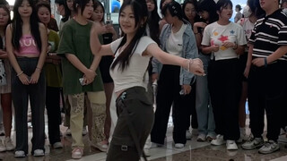 Một học sinh năm nhất trung học đang biểu diễn một tiết mục solo tại một buổi khiêu vũ ngẫu nhiên tr