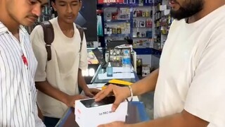 Indian boss smoothly assembles an iPhone on the spot
