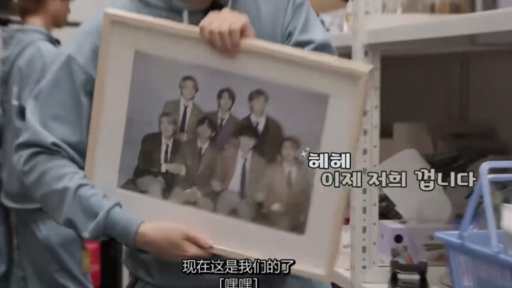 [TXT] Stole BTS seniors’ family photo from the HYBE building warehouse hahaha and ate together right