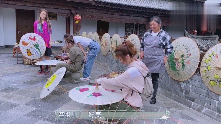 Involution Master! Charlene Choi Paints an Oil Paper Umbrella, Instantly Outshining All Her Sisters!