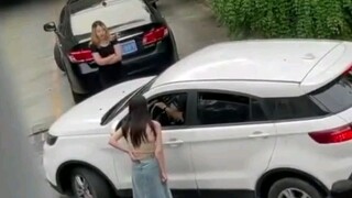 امرأة انتظرت نصف ساعة فقامت إحداهن بتجاوزها في الطابور: "هل لديك حق في تجاوزي؟"