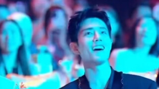 Rất dễ thương! ! ! Leehom Wang: "Hãy để phần điệp khúc cho bạn"! ! ! Tiêu Chiến: "Đã nhận được"! ! !