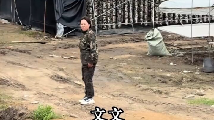 Người em trai đã vượt hơn 2.000 cây số để về nhà thăm chị gái. Khi nhận ra anh, mắt chị sáng lên.