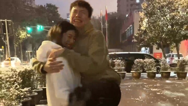 أليس من الأروع أن تركب على لعبة الأحصنة الدوارة مع حبيبتك؟