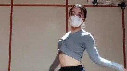 Thật tuyệt vời khi đứng lên~ Tôi bị cứng lưng và eo và làm điều đó mỗi ngày