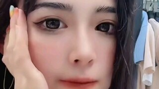 Annie và Anna chuyển đổi trong một giây