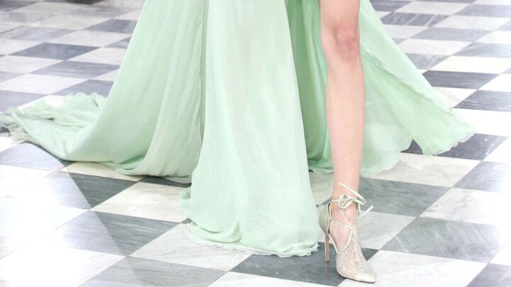 No waist-cinching required—still absolutely gorgeous! This kind of gown may seem easy to pull off, b