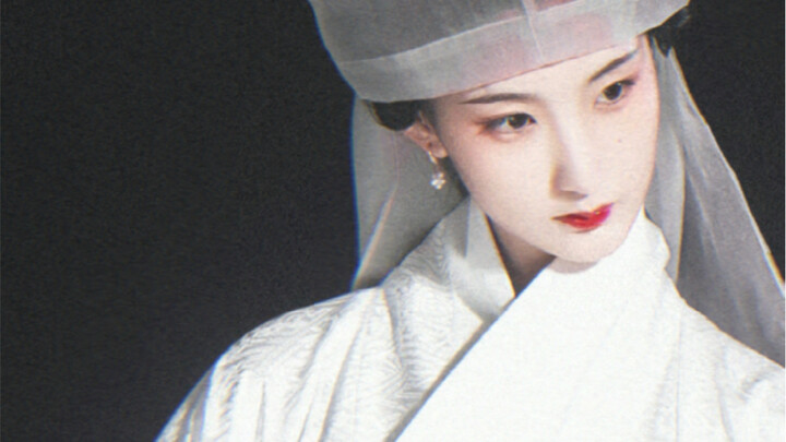 "Tôi thấy những ngọn núi xanh thật quyến rũ và tôi nghĩ chúng cũng nhìn tôi theo cách tương tự."