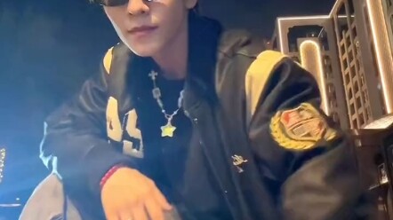 ศิลปิน JYP แปลงร่างเป็นหนุ่มผมเหลืองกลางถนน
