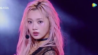 【كوين آسيا】 أداء مذهل لمجموعة وانغ كه في الأداء الأول | أريانا غراندي - 7 Rings