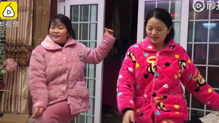 宅在家太无聊？武汉市民客厅跳广场舞解压：理解为什么要遛狗了！