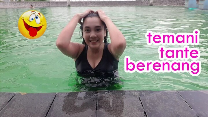Berenang Di Kolam Hijau Berlumut