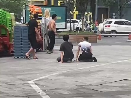 Di seberang klinik gigi Rumah Sakit Beichen, Chengdu, Sichuan ☞☞☞