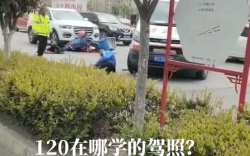 Tài xế xe cấp cứu chắc chắn có vấn đề về thị lực, khiến nạn nhân tai nạn giao thông bị cán thêm lần 