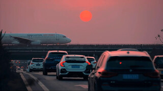 “Mengemudi di Sunset Boulevard saat senja”