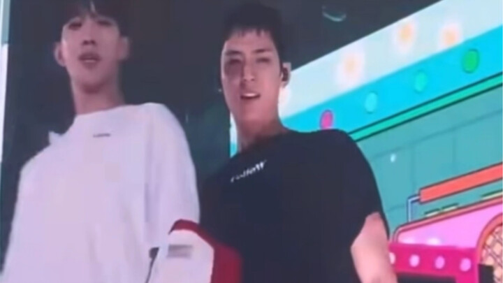 Hôm nay DK đã giao phần hát nốt cao cho Min-gyu, còn Seung-kwan thì đã tháo tai nghe từ sớm 🤭