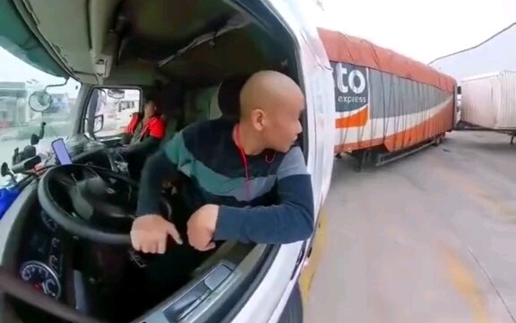 Dragging a 16.5-meter-long cabinet, the distance from the rear of the truck to the front is about 19