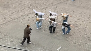 What is the level of Walk, who was watched by people carrying chairs on the streets of London?