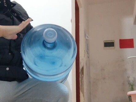 Cara Mengangkat Air Galon dengan Bantuan Tenaga untuk Teman yang Tidak Kuat