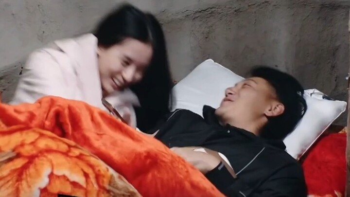 Mending kalian berdua tidur sambil berpelukan aja nih?