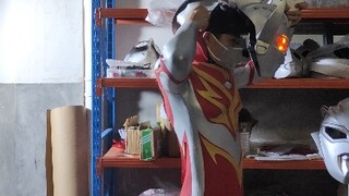 Demonstrate how to wear the Ultraman helmet and fix it on the head