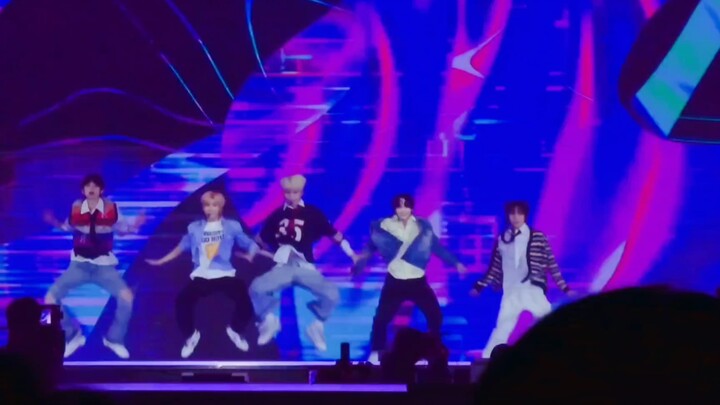 لا يمكننا تجاهل رقصتهم الجماعية بالسيوف فقط لأنهم جميلون! لالالا لالالالالا، الرقص الجماعي معهم ممتع