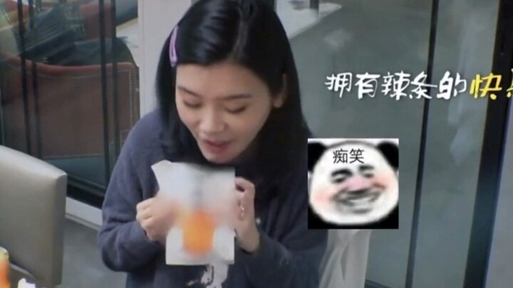 Xi Mengyao, a big fan of spicy strips, sighed that He Youjun doesn’t know how to appreciate them. He