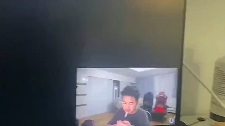 Eggplant 🍆 livestreams while playing Dead by Daylight, accidentally turns off the camera after smoki