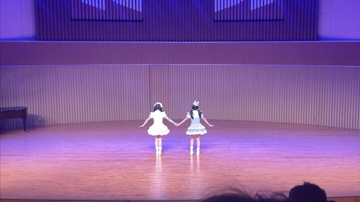 تسجيل رقصة الأنيمي مع الأصدقاء في حفل التخرج