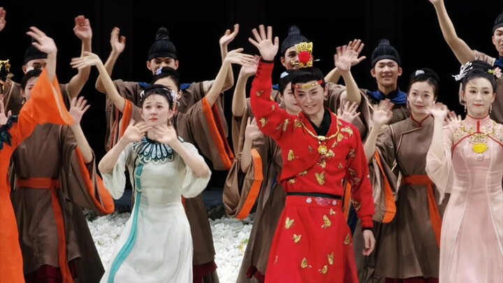 He turned around and found that his sisters were still there [Dance Drama Dream of Red Mansions]