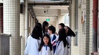 各年级学生课间在走廊里走秀，硬是把校服穿出了时装周的即视感