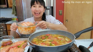 ĂN NỒI CANH CÁ HỒI NẤU NGÓT BỮA TRƯA ĐƠN GIẢN