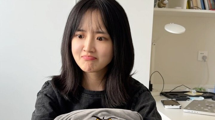 "Tại sao anh lại giấu đôi tất đen của tôi?"