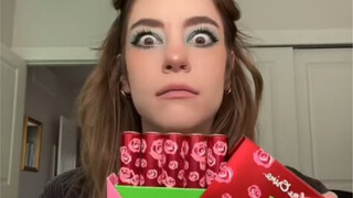 لم أكن أتوقع مثلها أن يكون المحتوى هكذا عند الفتح، لماذا يبدو فتح العبوة وكأنه نوع من الكوميديا؟