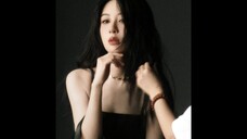 ฉันมองดูกระโปรงหนังเล็กๆ ของ Yang Zi กับสายเอี๊ยมนับครั้งไม่ถ้วน และในที่สุดก็หันกลับมา แววตาของเธอช