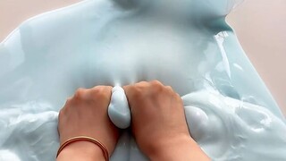 Playing with a blue water slime, it's a little difficult to control, but I feel it's satisfying