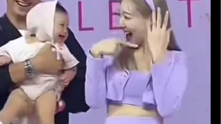 TWICE Lâm Nha Nhiên | Tôi cũng muốn làm em bé, nhìn gương mặt mình đang tung tăng múa trước mắt tôi