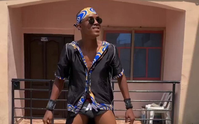 سلسلة تقليد الشاب المهووس في الخارج: ذا ميز