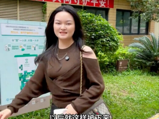 Sis Rong Gets a New Haircut, Beibei Tops the Class, Zhuozhuo Uses Her Pocket Money to Buy Tang Ge Bu