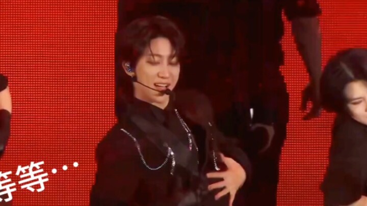 Shocking! A member of a certain boy group actually burst out laughing during the performance (Oops… 