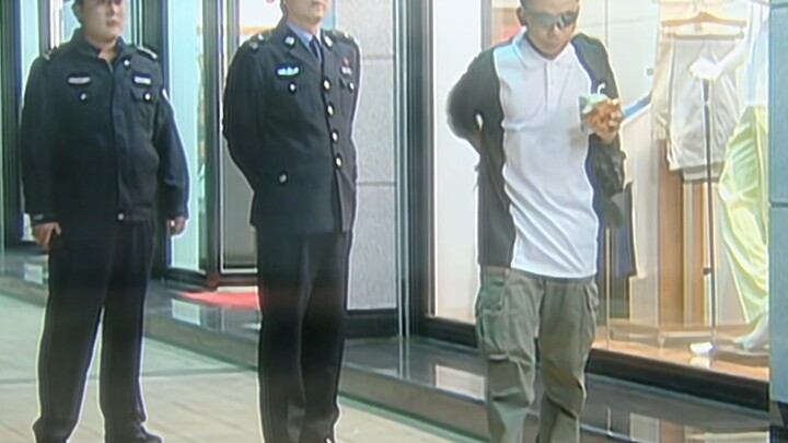 “Identitas pemuda ini menimbulkan kecurigaan polisi; baru ketika ia mengganti pakaian dengan seragam