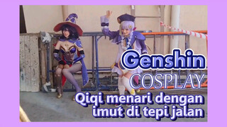 [Genshin, COSPLAY] Qiqi menari dengan imut di tepi jalan