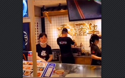 Toko makanan bumbu di Changsha pakai “tipuan mata” untuk nipu timbangan, koki ketahuan mencuri “hati